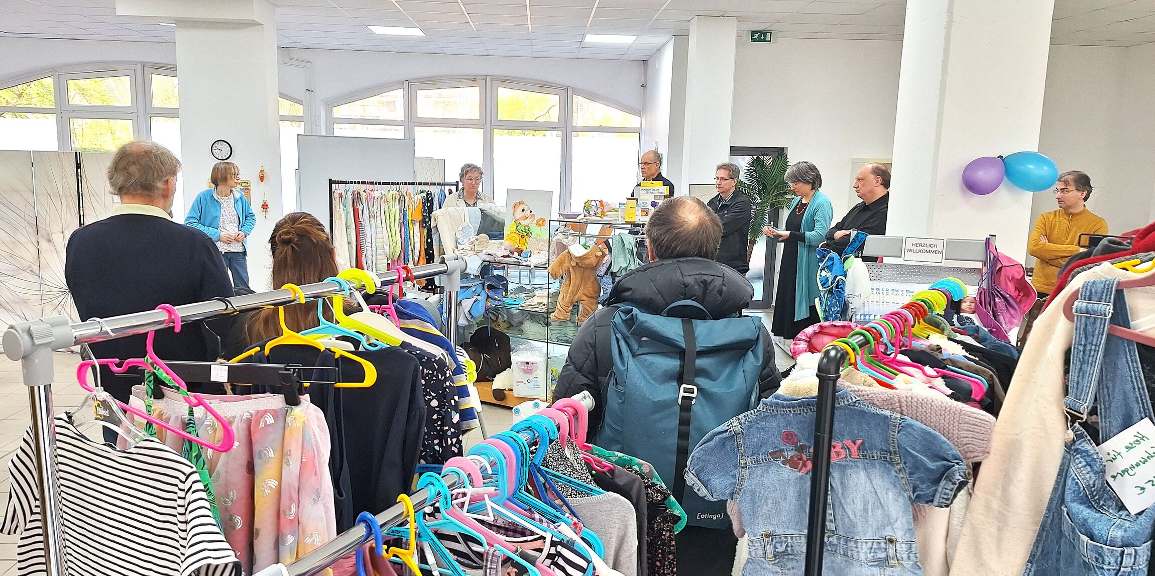 Diakonie‑Geschäftsführerin Michaela Wachsmuth (hintere Reihe, zweite von links) berichtete von der positiven Entwicklung des Second‑Hand‑Shops für Kinderbedarf. Die Mitglieder der Kirchenkreiskonferenz – an diesem Tag „angeführt“ vom stellvertretenden Superintendenten Klaus Volkhardt (vorne links) – hörten aufmerksam zu. Foto: Schoener