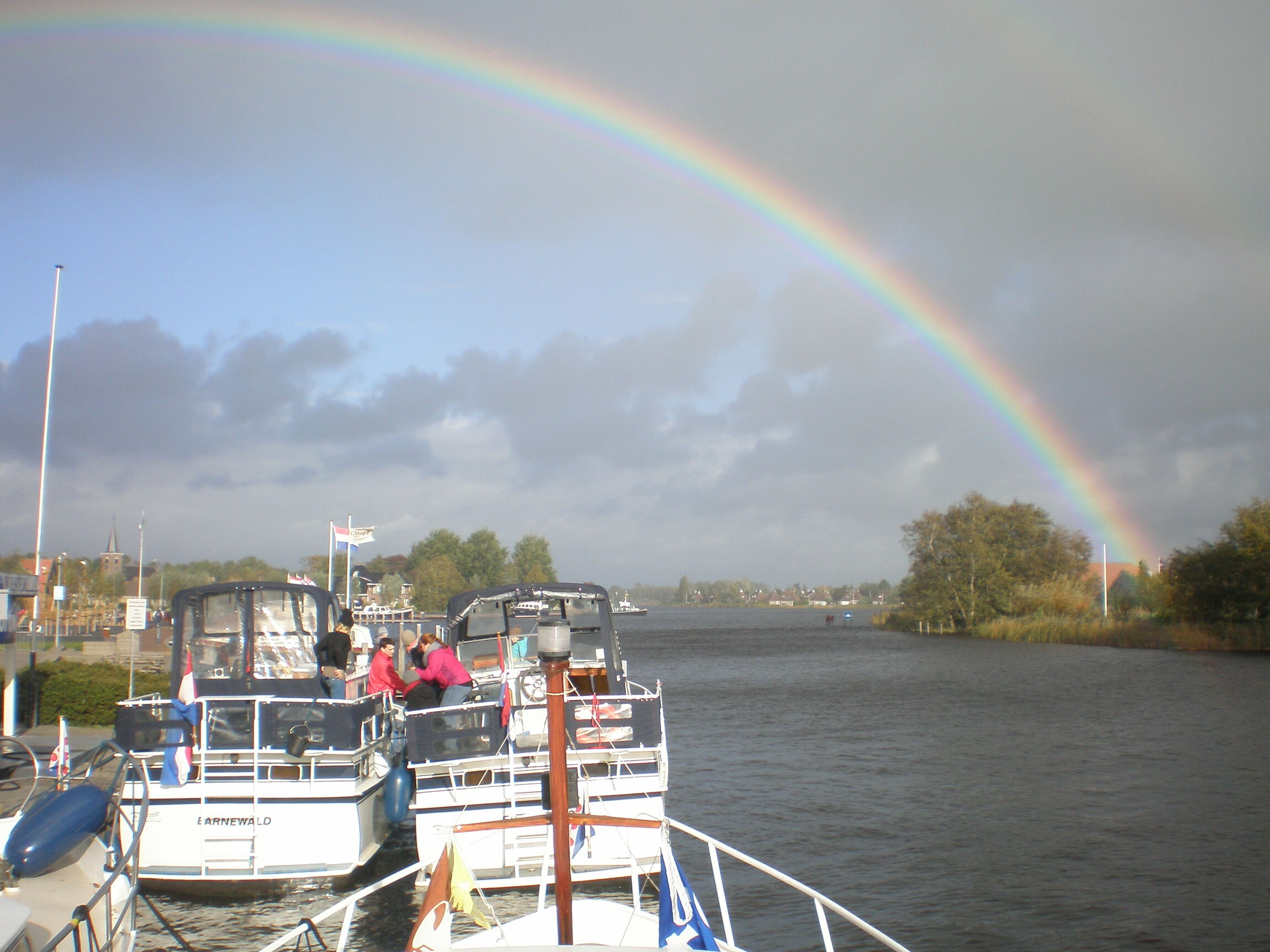 Regenbogen über Schiffen