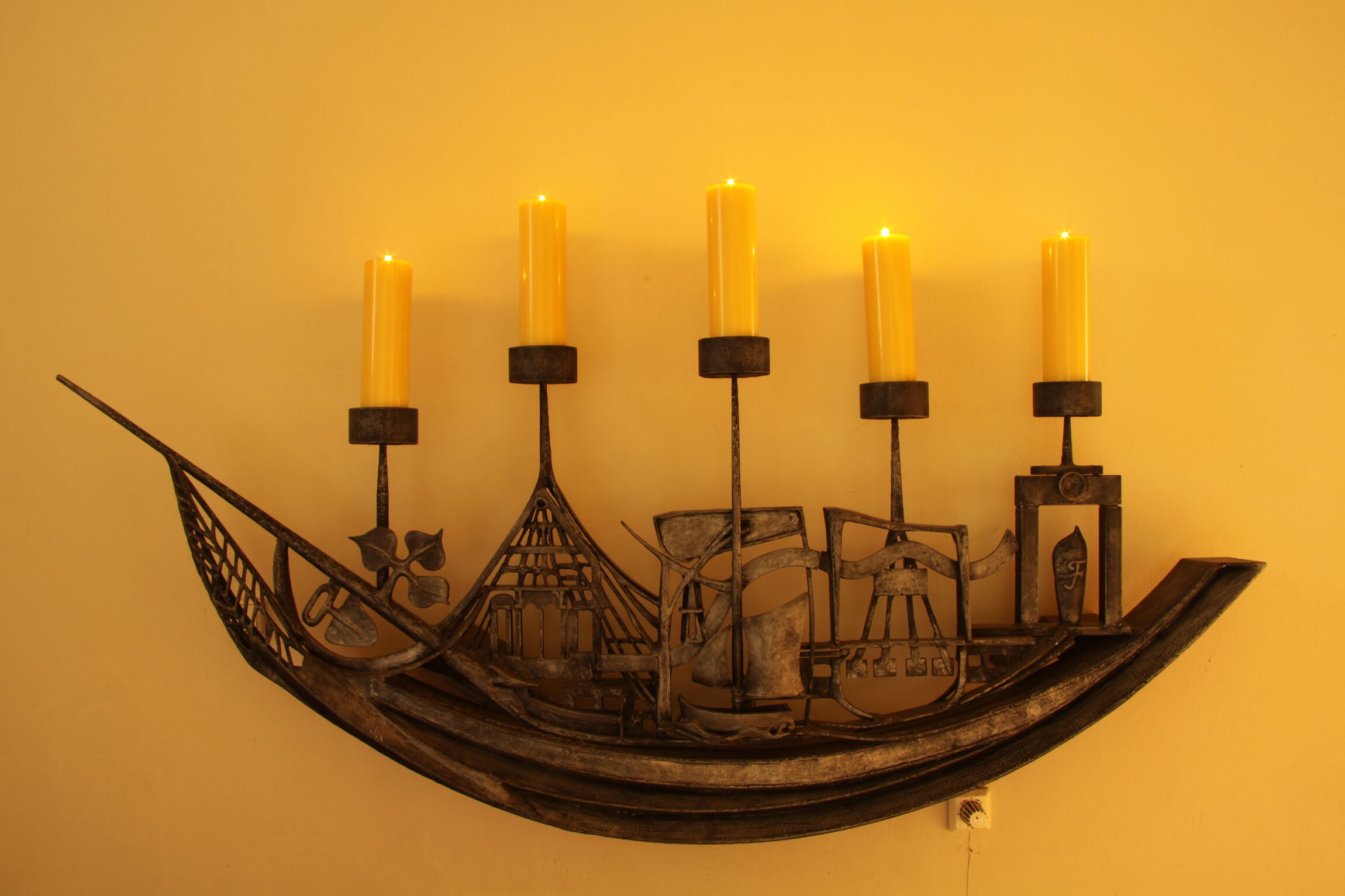 Das Schiff mit fünf Kerzen stellt die fünf Ortschaften der Kirchengemeinde dar.