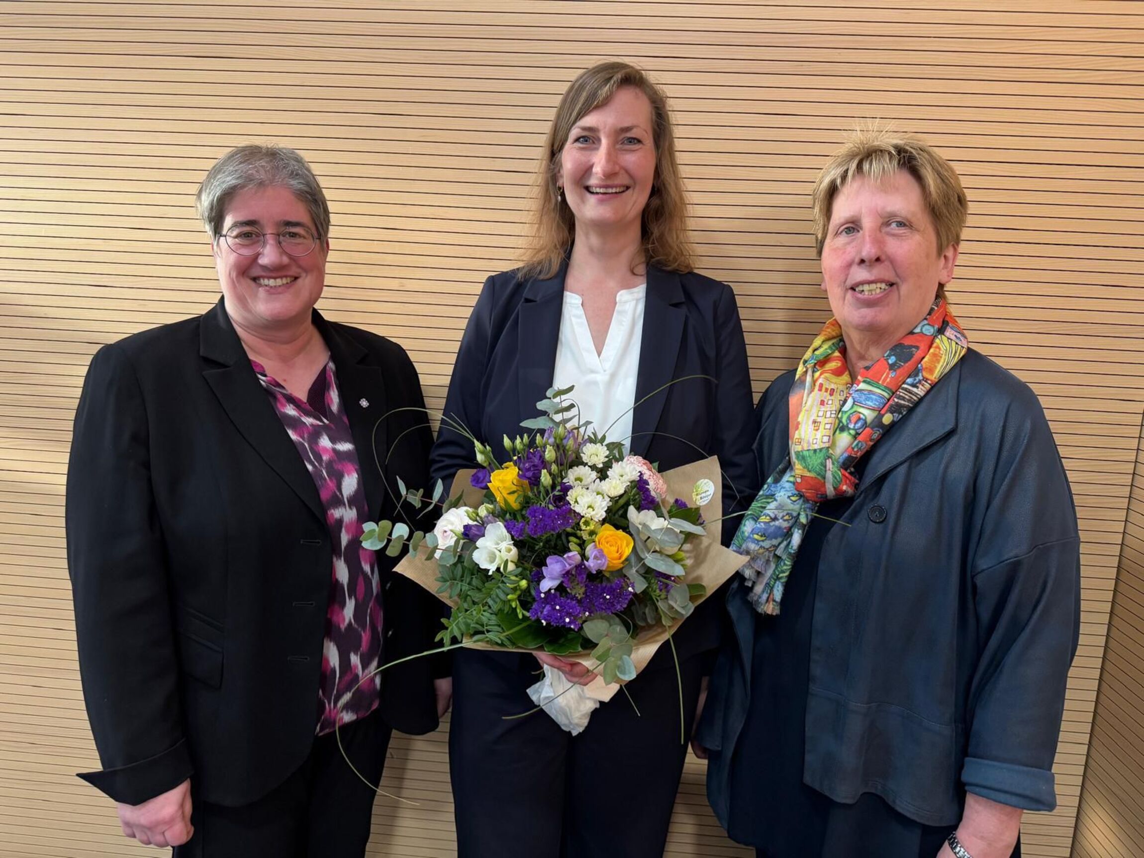 Regionalbischöfin Sabine Preuschoff und Kirchenkreissynodenvorsitzende Heike Schumacher mit der frisch gewählten Lara Schilde