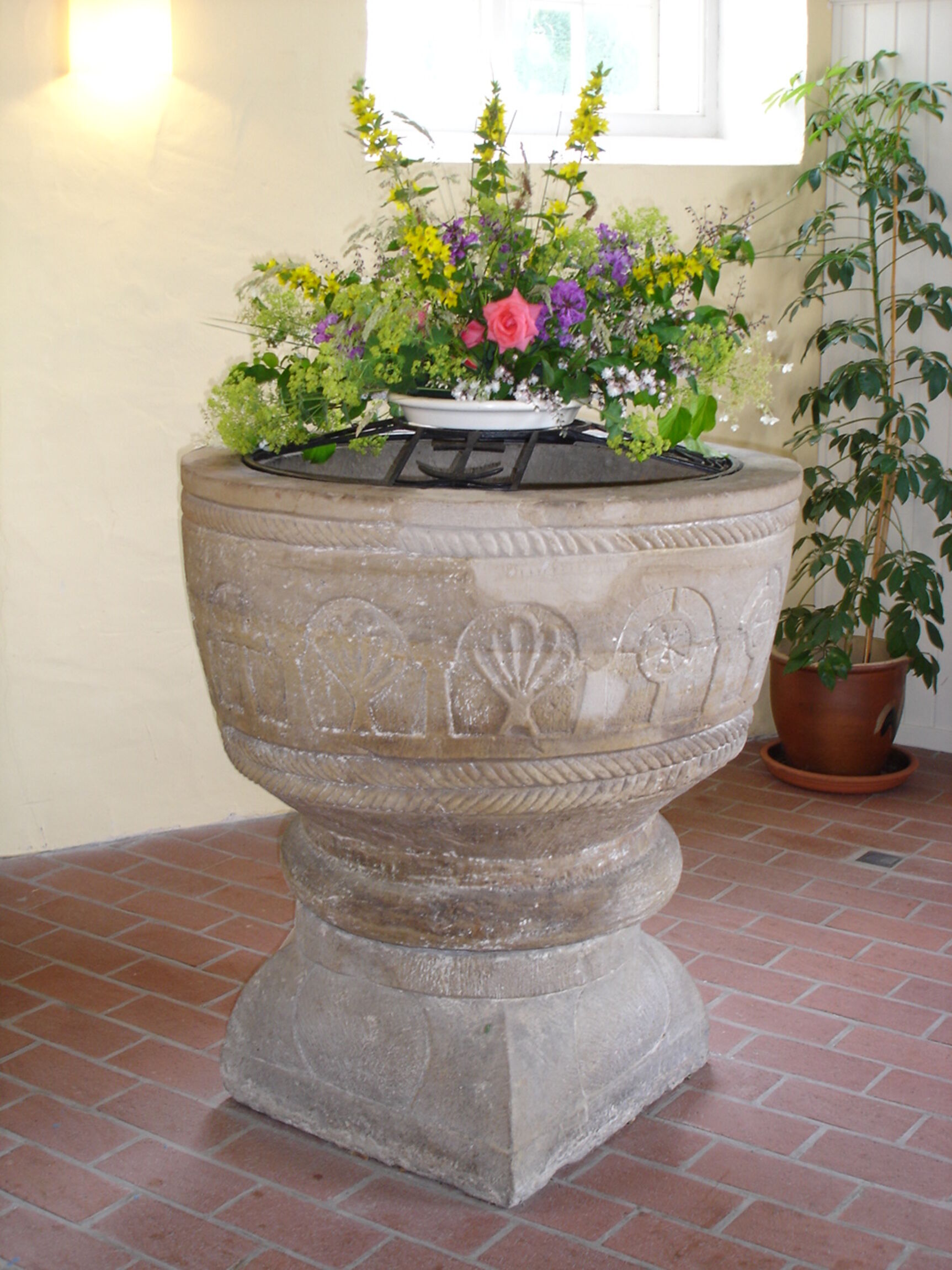 buetteler taufbecken mit blumenschmuck (s. heuwinkel)