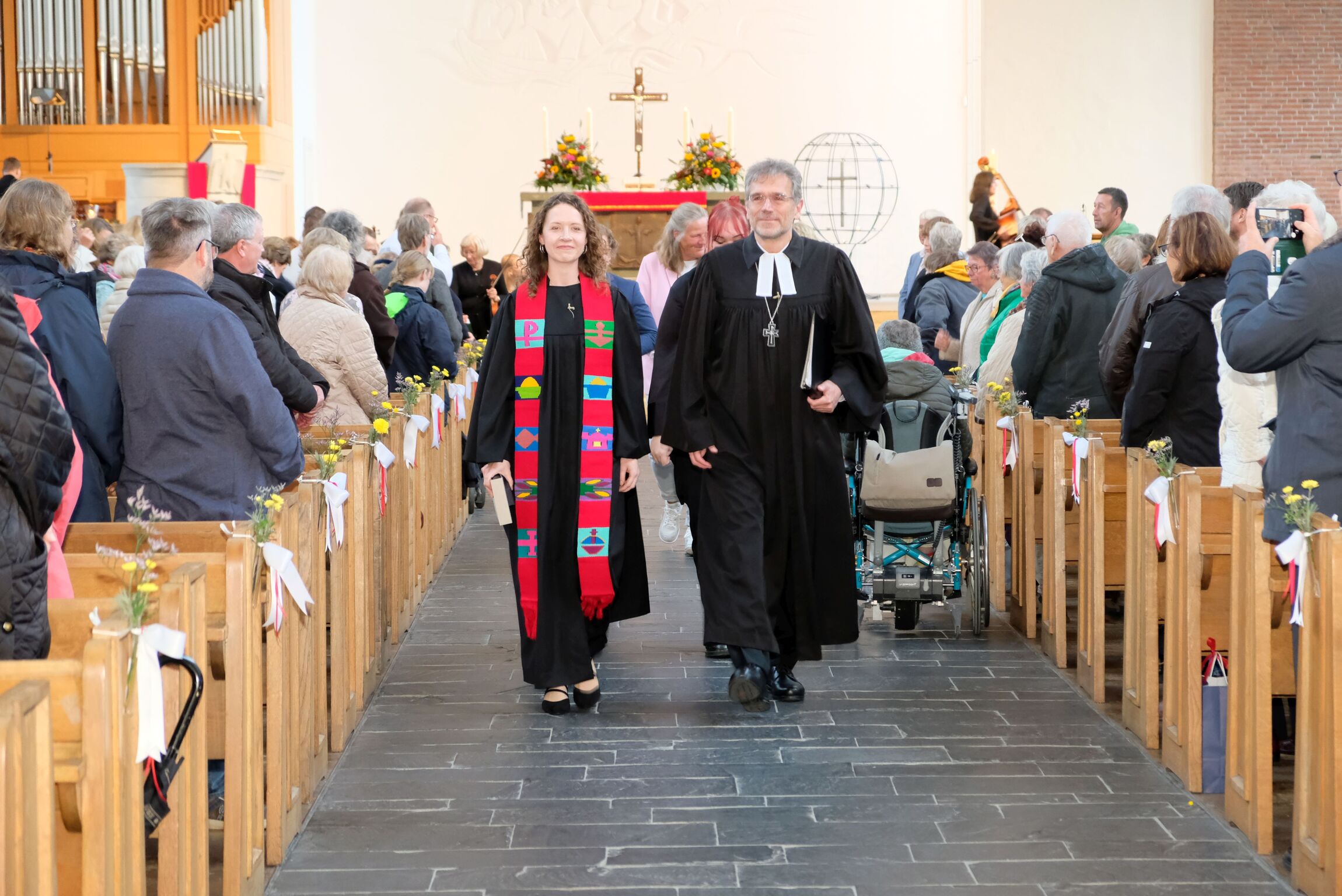 Mona Bürger und Friedrich Selter Auszug aus der MLKirche