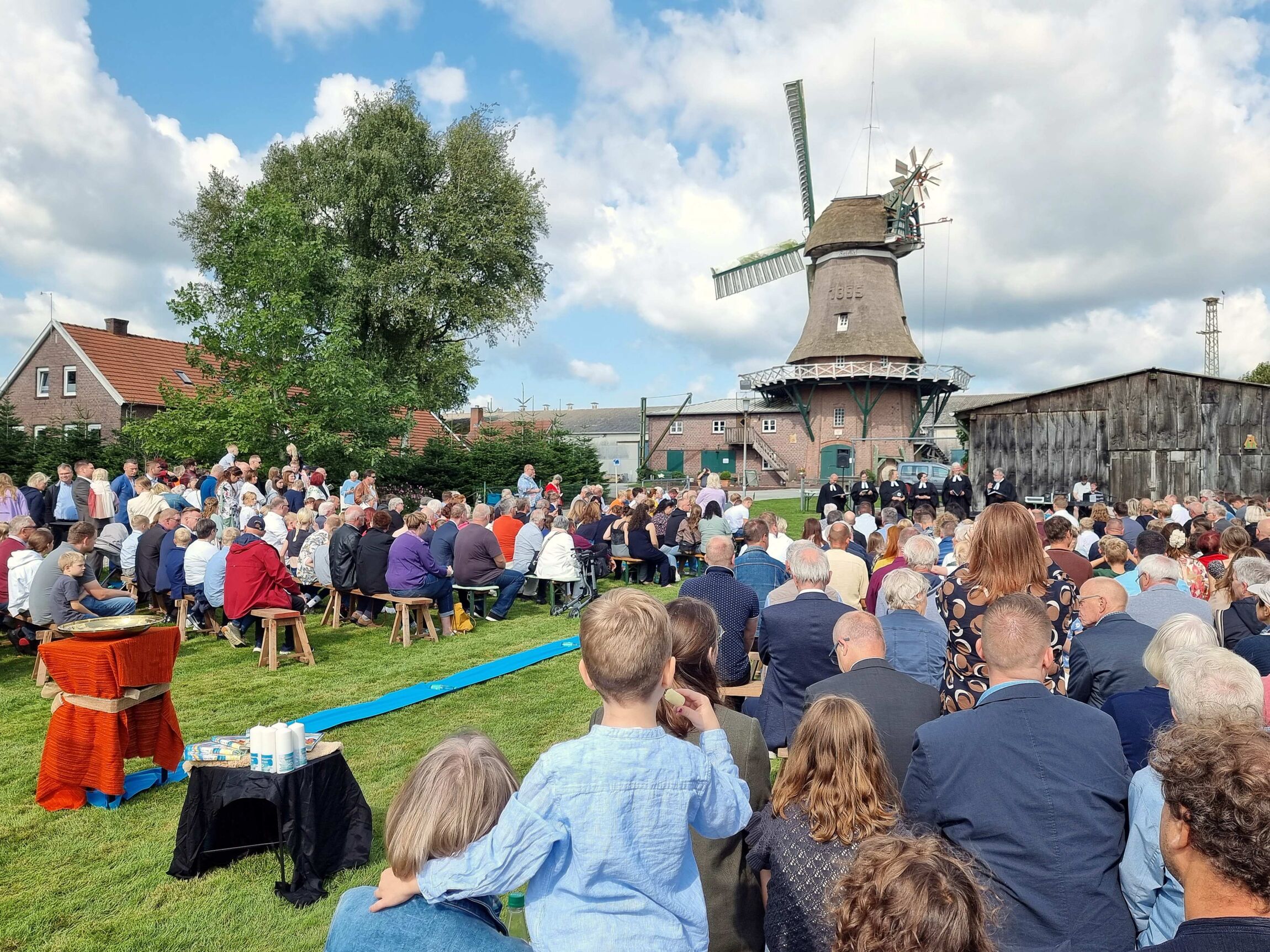 Tauffest vor der Mühle in Logabirum 