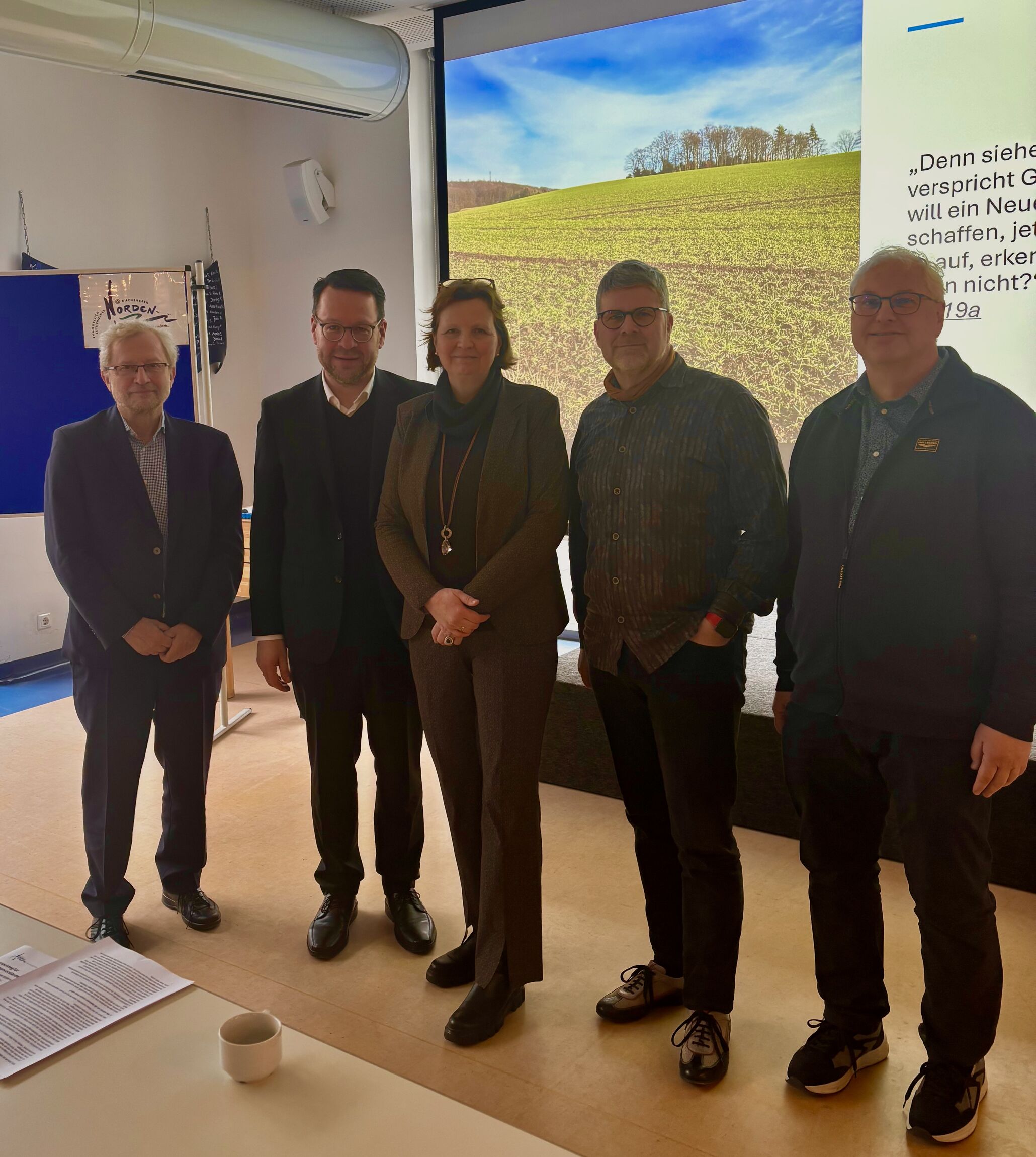 v.l.n.r. Prof. em. Dr. Michael Herbst, Superintendent Christian Neumann, Regionalbischöfin Sabine Schiermeyer, Pastor Dr. Fabian Vogt, Pastor Stefan Schneider (Vorsitzender des Synodalausschusses für Gemeindeaufbau und Mission)