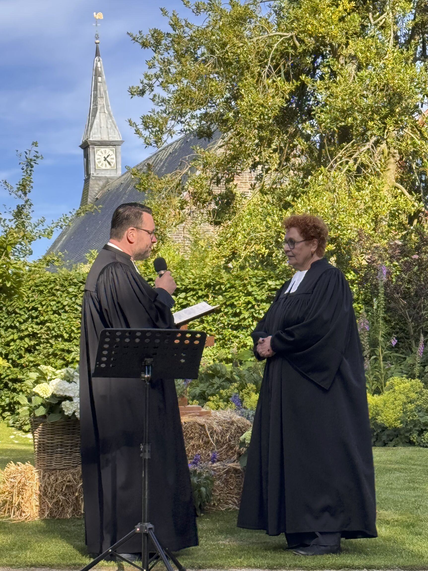 v.l. Superintendent Christian Neumann, Pastorin Anja Helen Bierski