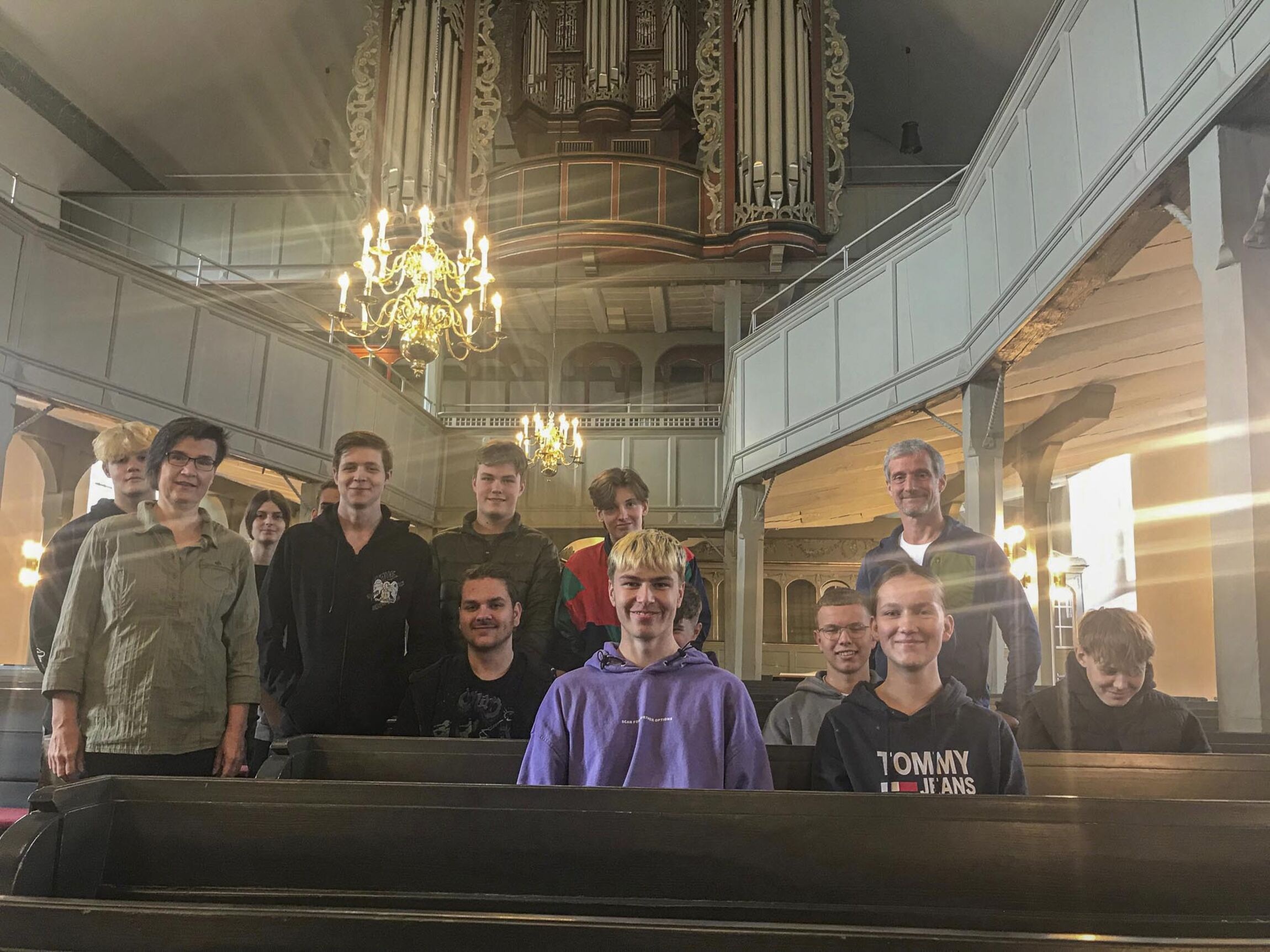 Die Tischlerklasse vor der imposanten Orgel in der St.-Willehadi-Kirche