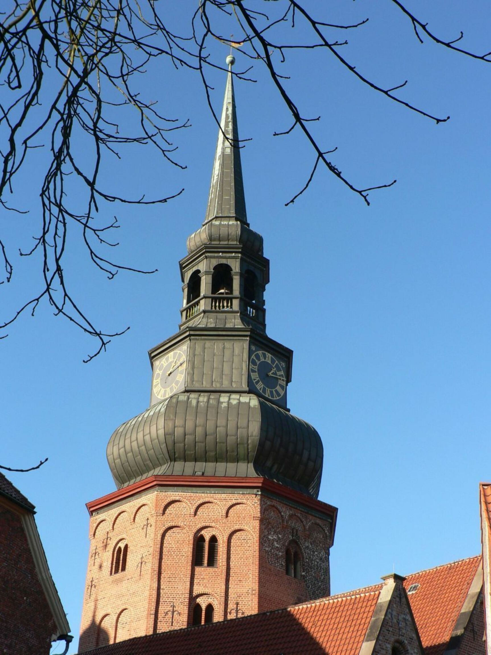 Kirchturm im Winter