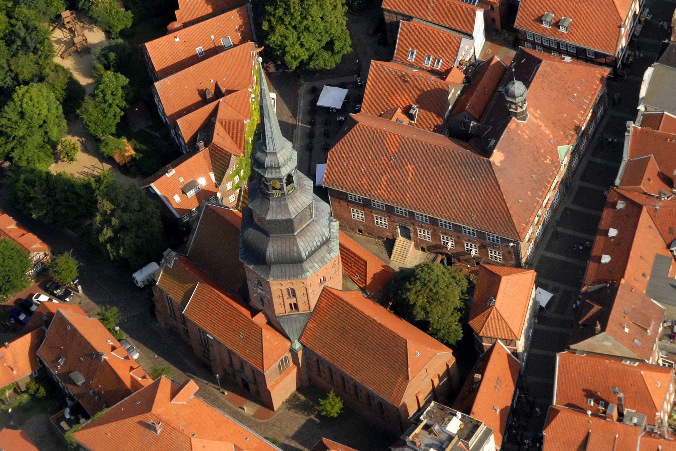 Luftaufnahme des Kirchturms