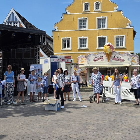 Modenschau des Diakonie Shops - "Motto Modenschau in Blau-weiß"