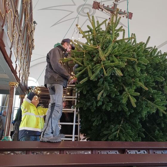 Angekommen in der Kirche, aber noch liegt er, der Baum.