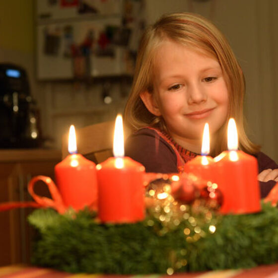 Adventkranz mit Kind