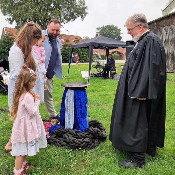 Tauffest in Logabirum 2026 - Begrüßung Familie Frei