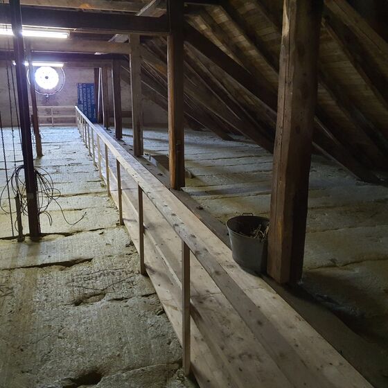 13 Neue Dämmung und Laufsteg auf dem Dachboden