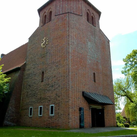 Kirchturm und Eingang