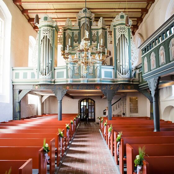 Arp-Schnitge Orgel mit Kirchenschmuck