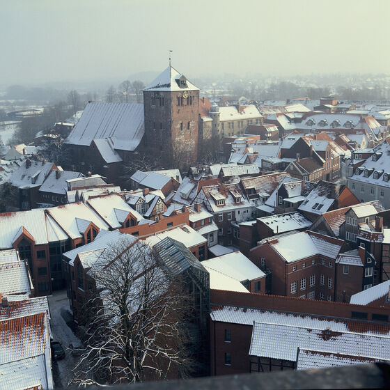 Blick auf die Stader Altstadt mit Wilhadi-Kirche im Winter
