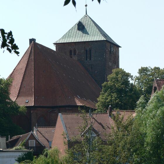 Wilhadi-Kirche mit Turm