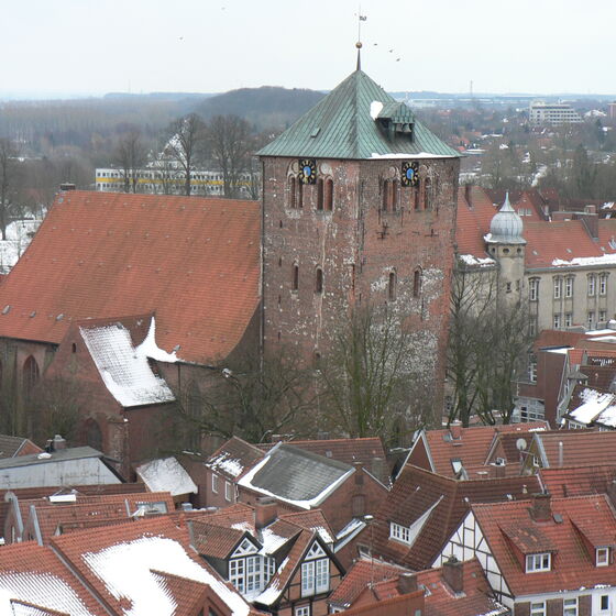Blick vom Cosmae-Turm auf die Wilhadi-Kirche (im Winter)