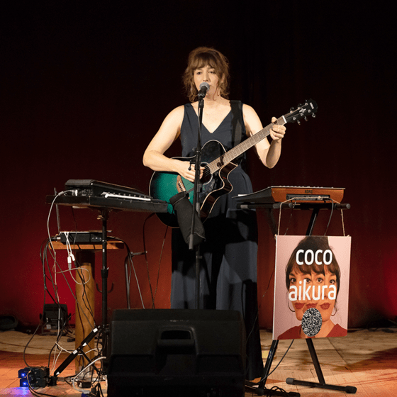 Sängerin und Songwriterin Coco Aikura