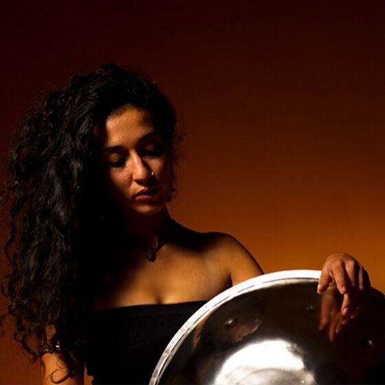 Fabiana Olsen mit Handpan