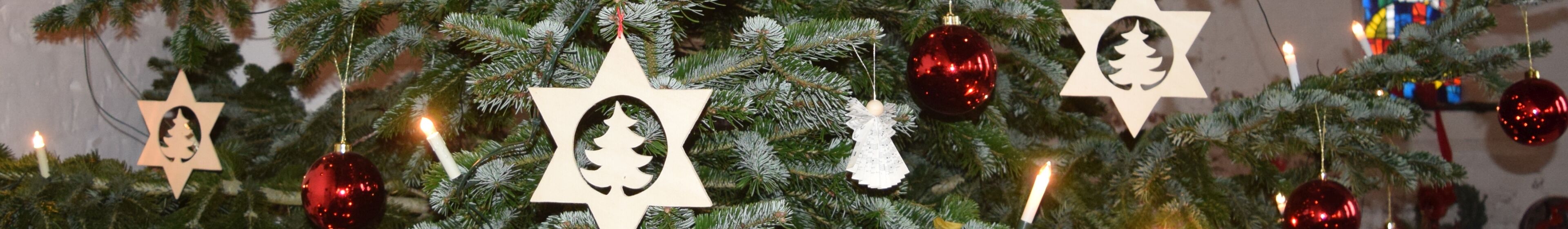 Weihnachtsschmuck in der Bingumer Kirche