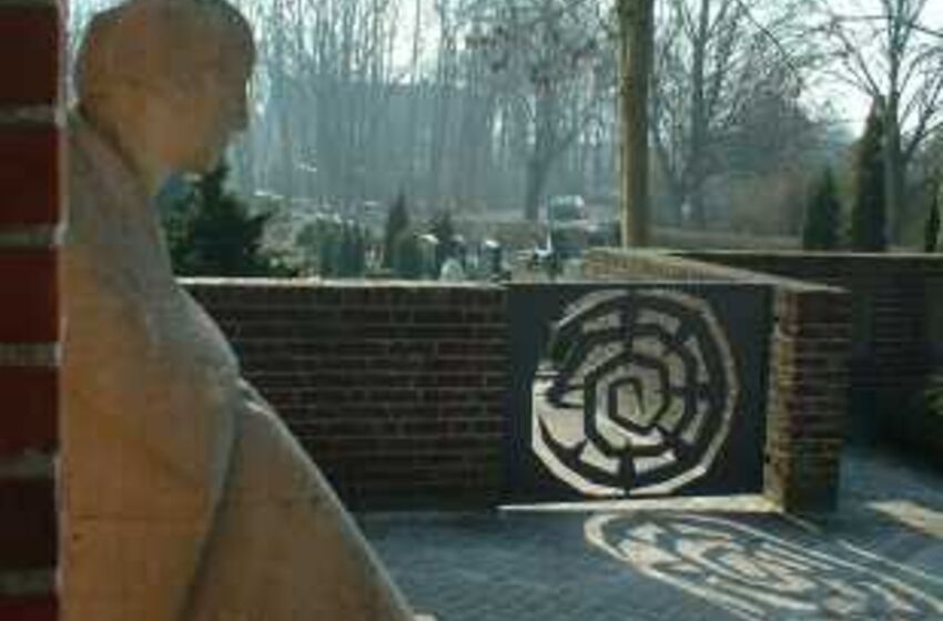 Friedhofspforte_Trauernde