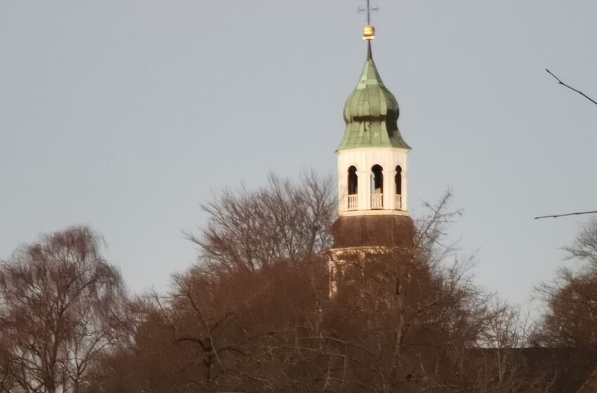 Der Turm der Lutherkirche im Abendlicht