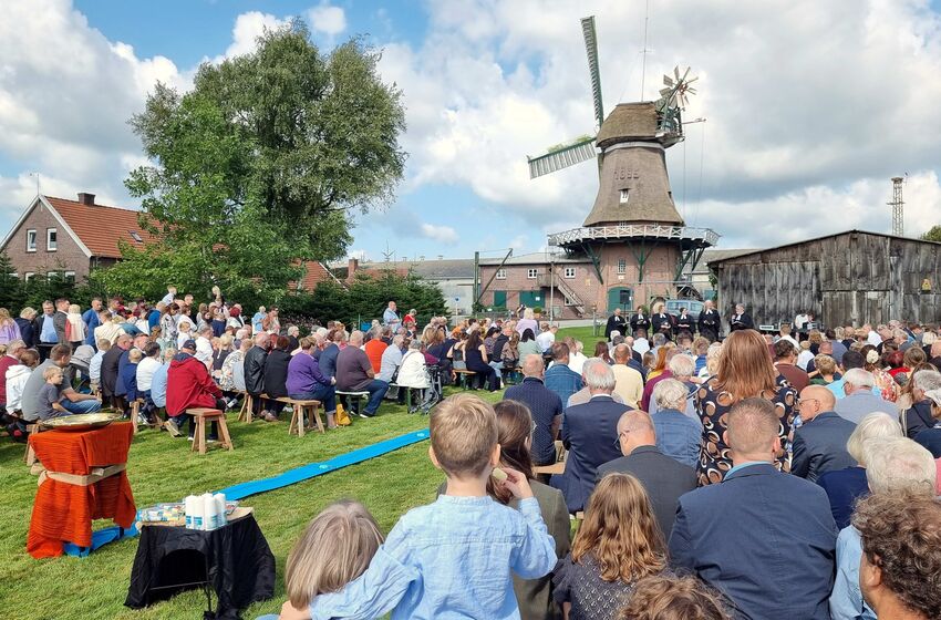 Tauffest vor der Mühle in Logabirum 