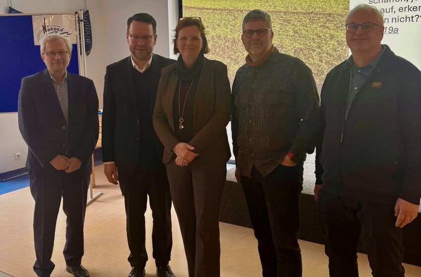 v.l.n.r. Prof. em. Dr. Michael Herbst, Superintendent Christian Neumann, Regionalbischöfin Sabine Schiermeyer, Pastor Dr. Fabian Vogt, Pastor Stefan Schneider (Vorsitzender des Synodalausschusses für Gemeindeaufbau und Mission)