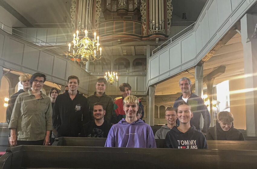 Die Tischlerklasse vor der imposanten Orgel in der St.-Willehadi-Kirche