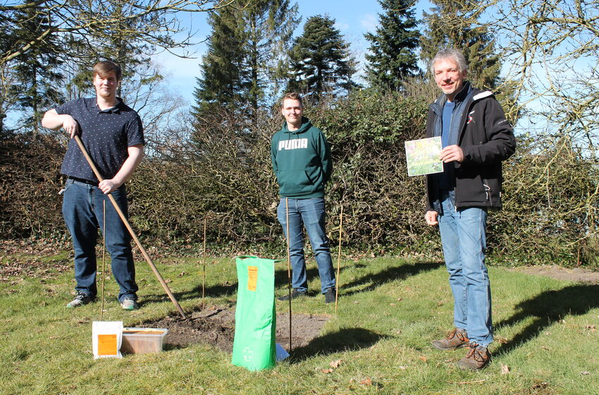  Im Garten des "Ourhouse" In Bederkesa soll auch ein Quadratmeter zur Blumeninsel werden. Dafür haben (von links) Leon Kernchen, Dominik Götz und Manfred Ahlers bereits gesorgt. F