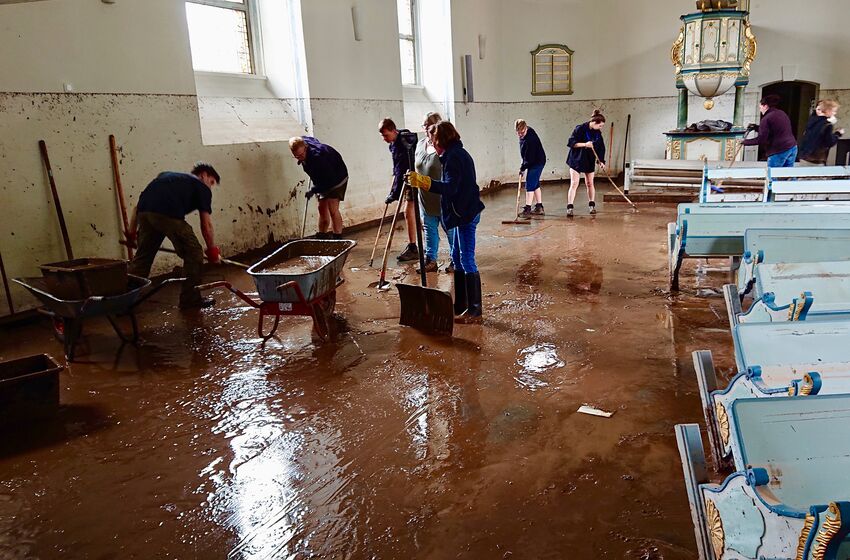 Zahlreiche Helferinnen und Helfer haben die Kirche in Schleiden von Schlamm und Verwüstung befreit. (Foto: Hans-Joachim Jürgen) 