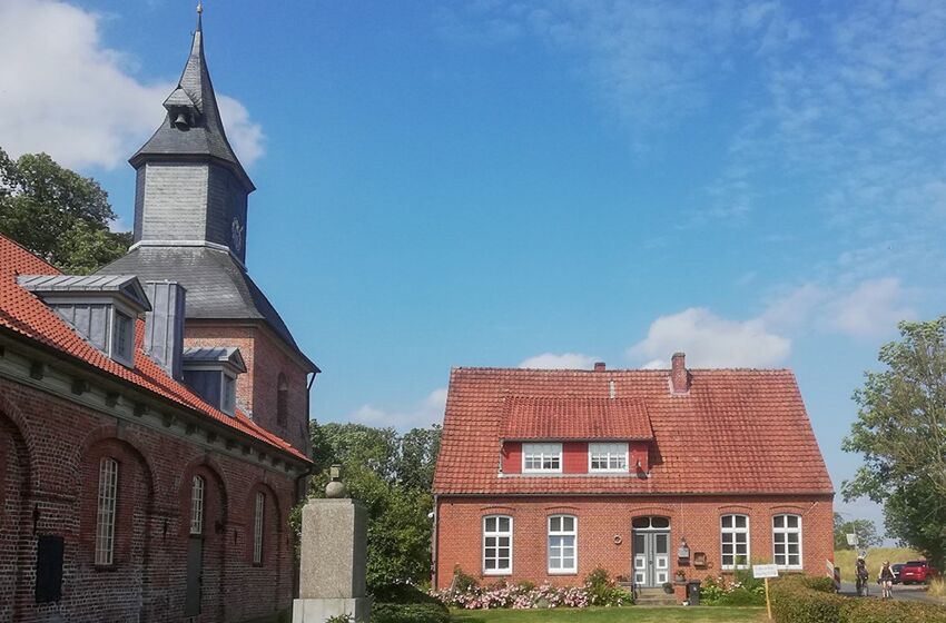 Organistenhaus und Kirche, Sommer, Foto:Kuhlmann