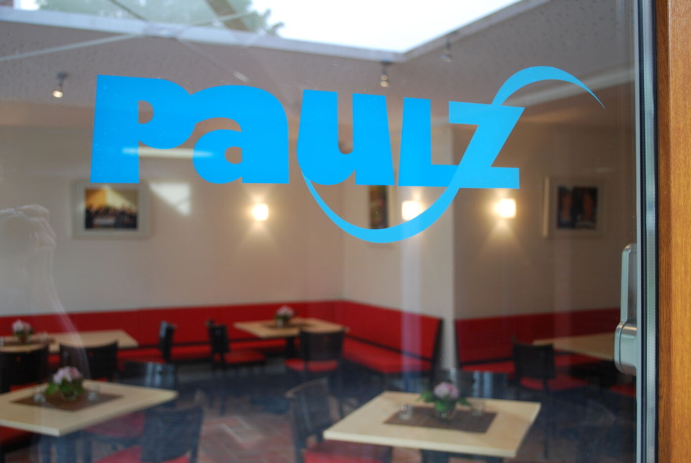 Paulz-Schriftzug auf Glas