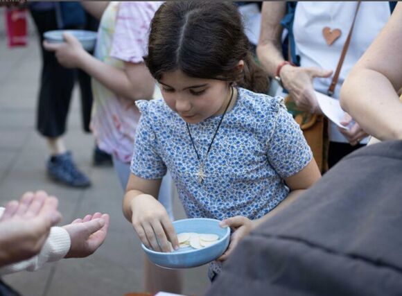 Mädchen teilt Abendmahl aus