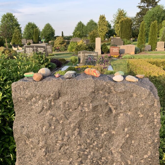 Grabstein mit Steinchen